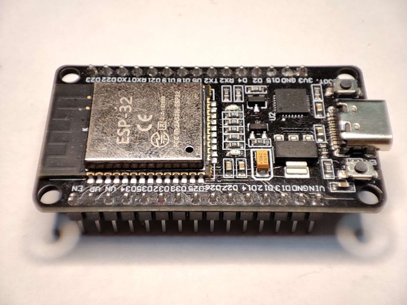 Płytka rozwojowa ESP32 z portem USB-C i oznaczeniami pinów