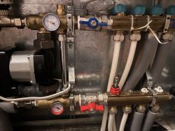 Instalacja hydrauliczna z termometrami i zaworami.