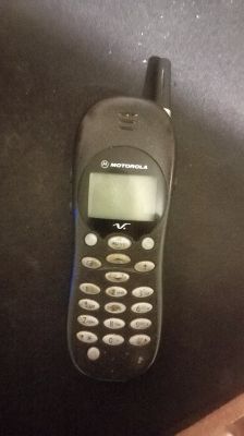 Używanie zabytkowego Motorola V2288 z akumulatorem NiMH 700mAh 5/4AAA i ładowarką Ansmann