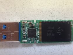 Płytka PCB pendrive’a z wtykiem USB 3.0 i dwoma układami scalonymi na zielonym laminacie