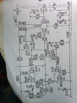 Schemat elektroniczny z różnymi elementami, takimi jak tranzystory i rezystory, z naniesionymi odręcznymi adnotacjami.