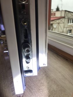 Gdzie znaleźć okucia do uchylnego okna z lat 90?