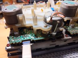 Wnętrze magnetofonu Sony MHC-4700 z widocznymi elementami napędu i płytką drukowaną.