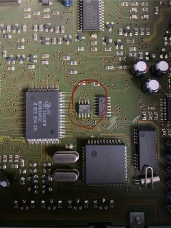 Płyta elektroniczna z zaznaczoną pamięcią EEPROM Atmel AT25160.