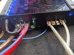 Jak poprawnie podłączyć wzmacniacz, kondensator i głośnik?