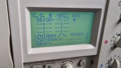 Panel kontrolny kotła gazowego Vitodens 200 WB2 z wyświetlaczem.