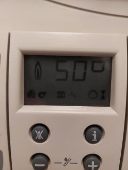 Wyświetlacz pieca gazowego Vaillant pokazujący temperaturę 50 stopni i różne ikony.