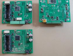 Cztery zielone płytki PCB z różnymi komponentami elektronicznymi