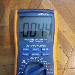 Multimetr WH5000A pokazujący pomiar prądu 0,044 A w trybie AC
