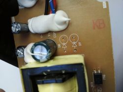Szczegóły płytki PCB z elementami elektronicznymi w ładowarce.