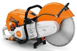 Przecinarka spalinowa STIHL z dużą tarczą tnącą na białym tle