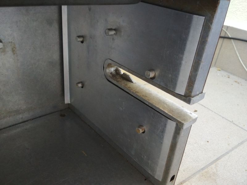 Wnętrze metalowej komory opiekacza Predom Selfa z widoczną aluminiową płytką ochronną.