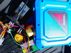 Open 1800W device housing with wires and circuit boards inside