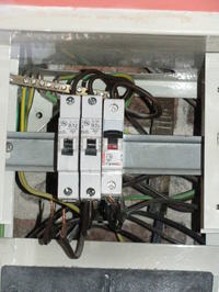 Connecting Multiple 2.5mm Cables to One Circuit Breaker: WAGO Connectors vs Insulated Strips