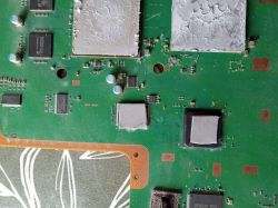 Zbliżenie na płytę główną konsoli PS3 Slim 2504B z termopadami