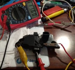 Zbliżenie na tester napięcia i regulator napięcia