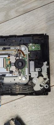 Naped ps3 fat cechl04 problem ze zlozeniem panelu.z kólkami zebatymi