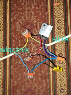 Podłączenie elektryczne z etykietami włącznik i silnik.