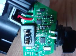 Płytka drukowana myjki do okien Kärcher WV 5 z widocznymi elementami elektronicznymi i przewodami.