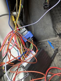 Kable elektryczne i złącza w samochodzie z zamontowanym rezystorem.