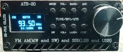 Panel radiowego odbiornika ATS-20 z wyświetlaczem częstotliwości FM 93,50 MHz.