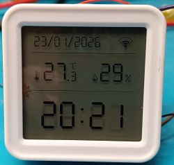 LCD of TH08E sensor showing 27.5°C temperature and 29% humidity