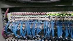 Panel z przewodami i diodami w maszynie CNC