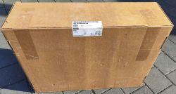 Karton z panelem HMI Siemens SIMATIC TP1500 Comfort na chodniku.