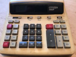 Wnętrze starego kalkulatora z drukarką Citizen 355DP Wnętrze starego kalkulatora z drukarką Citizen 355DP