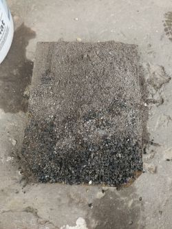 Niespalony pellet i pył w popielniku pieca.