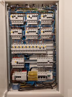 Rozdzielnica elektryczna z bezpiecznikami i połączeniami przewodów