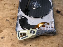 Wnętrze starego dysku HDD 2000MB Caviar 22100 WDAC22100-07H Wnętrze starego dysku HDD 2000MB Caviar 22100 WDAC22100-07H