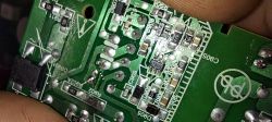 Zbliżenie na płytkę drukowaną z różnymi komponentami elektronicznymi.