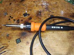 Lutownica Preciva K917C na drewnianym stole z rozrzuconymi elementami elektronicznymi.