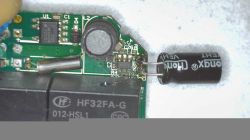 Zbliżenie na płytkę sterownika do rolet Shelly 2.5 z widocznymi kondensatorami i elementami elektronicznymi.