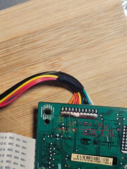 Zbliżenie płytki PCB z przewodami i odręcznymi pomiarami napięć 3,3 V i 2,73 V