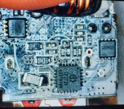 Zbliżenie na płytkę drukowaną ładowarki Baseus z widocznymi elementami elektronicznymi.