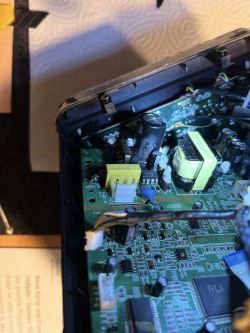 Ausschnitt einer Leiterplatte mit elektronischen Bauteilen wie Kondensatoren, Spulen, Widerständen und einem Relais.
