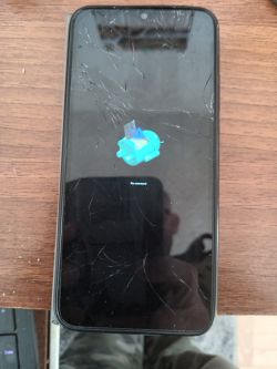 Smartfon z pękniętym ekranem i komunikatem No command