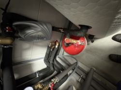 Instalacja hydrauliczna w kotłowni z naczyniem wzbiorczym i izolowanymi rurami