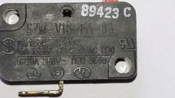 Zbliżenie na mikroprzełącznik SZM-V16-FA-63 z widocznymi oznaczeniami technicznymi.