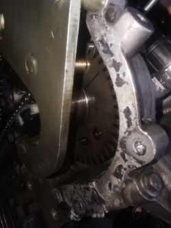 Zbliżenie na uszkodzony mechanizm zębatek i metalowych elementów w silniku.