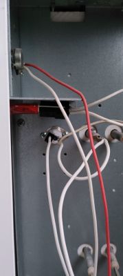 Widok wnętrza pieca akumulacyjnego z przewodami elektrycznymi.