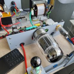 Wzmacniacz lampowy DIY z lampami KT88, EF86 i EM84 na stole roboczym