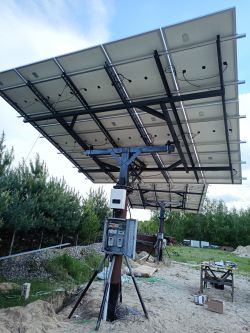 Photovoltaikanlage mit Steuerungseinheit im Außenbereich installiert.