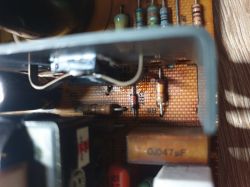 Zdjęcie wnętrza zasilacza ARTSYN NFS50-7608, przedstawiające sekcję z tranzystorami i elementami elektronicznymi.