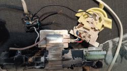 Widoczny rozebrany mechanizm elektrycznego urządzenia z przewodami i elementami przełącznika.