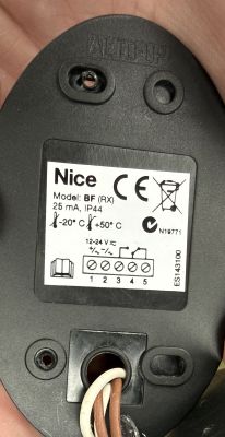 Naklejka z danymi fotokomórki Nice BF (RX) i schemat zacisków 1–5 na obudowie