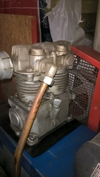 ELEKTRA BECKUM LP 325/10/40 - Two-stroke oil compressor - spits oil with water. ELEKTRA BECKUM LP 325/10/40 - Two-stroke oil compressor - spits oil with water.