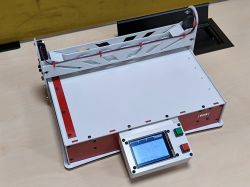 Urządzenie do programowania mikrokontrolerów z ekranem dotykowym i przyciskami.